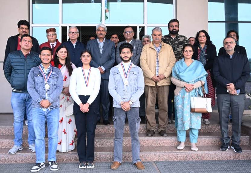 फोटो कैप्शन 19आरटीके2 : कर्तव्य पथ पर होने वाली गणतंत्र दिवस परेड के लिए चयनित एनएसएस वालंटियर्स के साथ कुलपति ------------- फोटो कैप्शन 19आरटीके2 : कर्तव्य पथ पर होने वाली गणतंत्र दिवस परेड के लिए चयनित एनएसएस वालंटियर्स के साथ कुलपति -------------