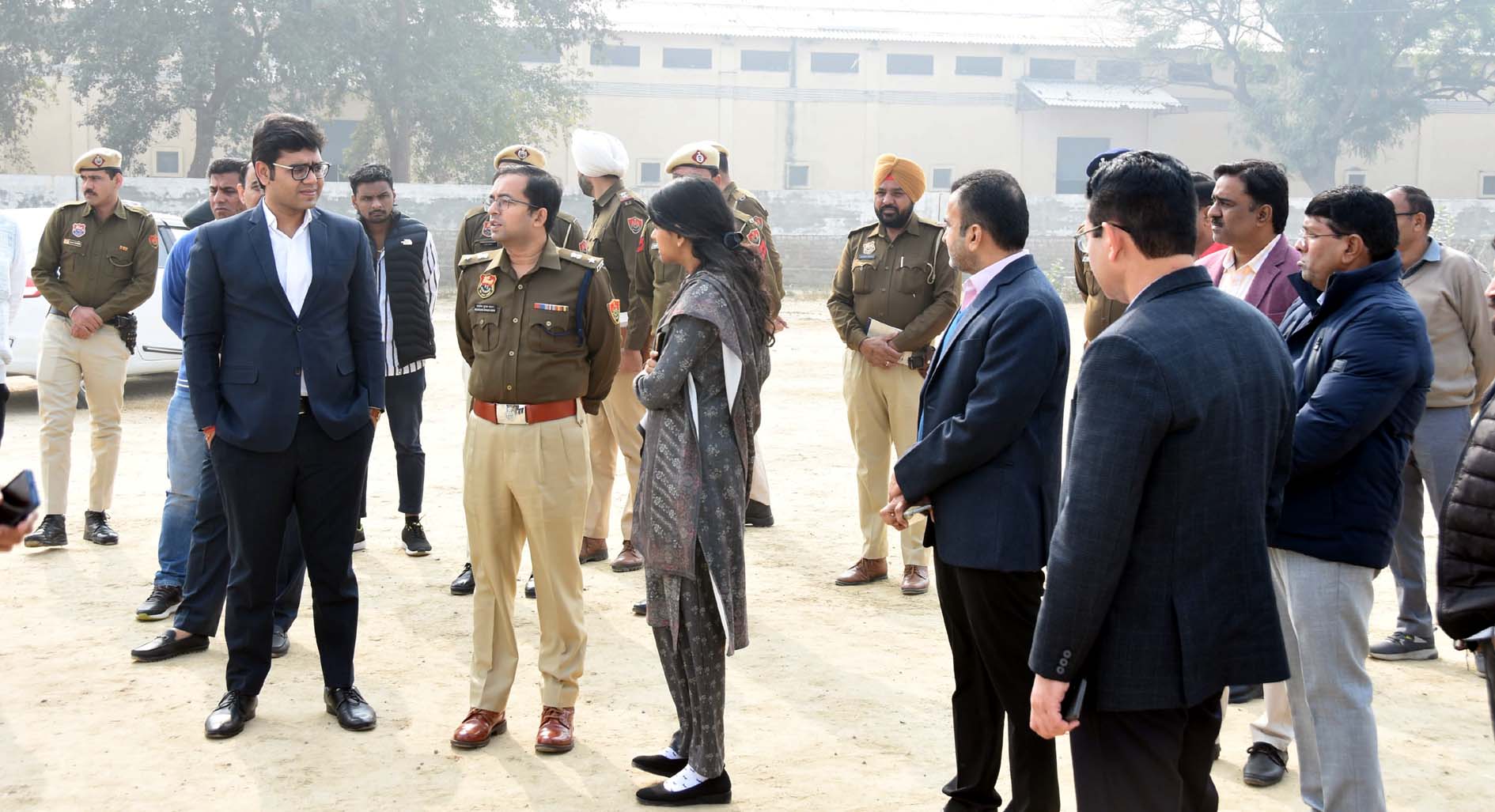 समारोह स्थल का जायजा लेते हुए अतिरिक्त उपायुक्त सी. जयाश्रद्धा, पुलिस अधीक्षक शशांक कुमार सावन एवं अन्य अधिकारी। समारोह स्थल का जायजा लेते हुए अतिरिक्त उपायुक्त सी. जयाश्रद्धा, पुलिस अधीक्षक शशांक कुमार सावन एवं अन्य अधिकारी।