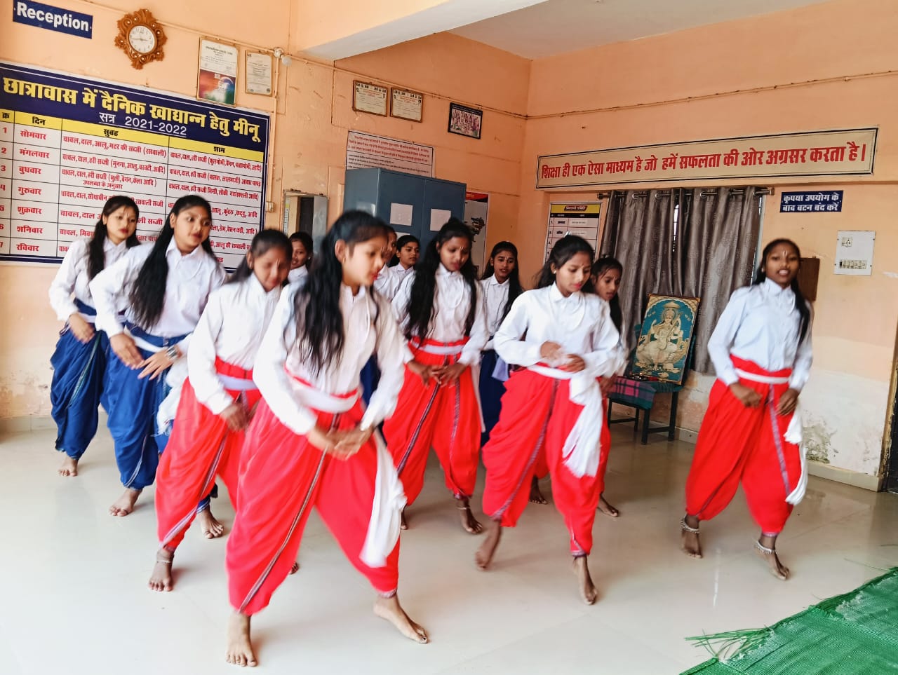 सांस्कृतिक कार्यक्रम में नृत्य की प्रस्तुति देती हुई छात्राएं। सांस्कृतिक कार्यक्रम में नृत्य की प्रस्तुति देती हुई छात्राएं।