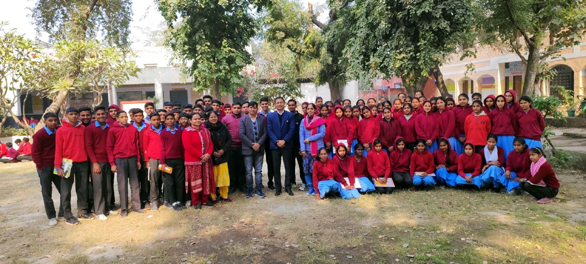 शहीद नायक ताराचंद राजकीय वरिष्ठ माध्यमिक विद्यालय, डोभी में विद्यार्थियों के साथ डा. संजीव माथुर, प्राचार्य रेखा मलिक एवं शिक्षक कंवलजीत नेहरा। शहीद नायक ताराचंद राजकीय वरिष्ठ माध्यमिक विद्यालय, डोभी में विद्यार्थियों के साथ डा. संजीव माथुर, प्राचार्य रेखा मलिक एवं शिक्षक कंवलजीत नेहरा।