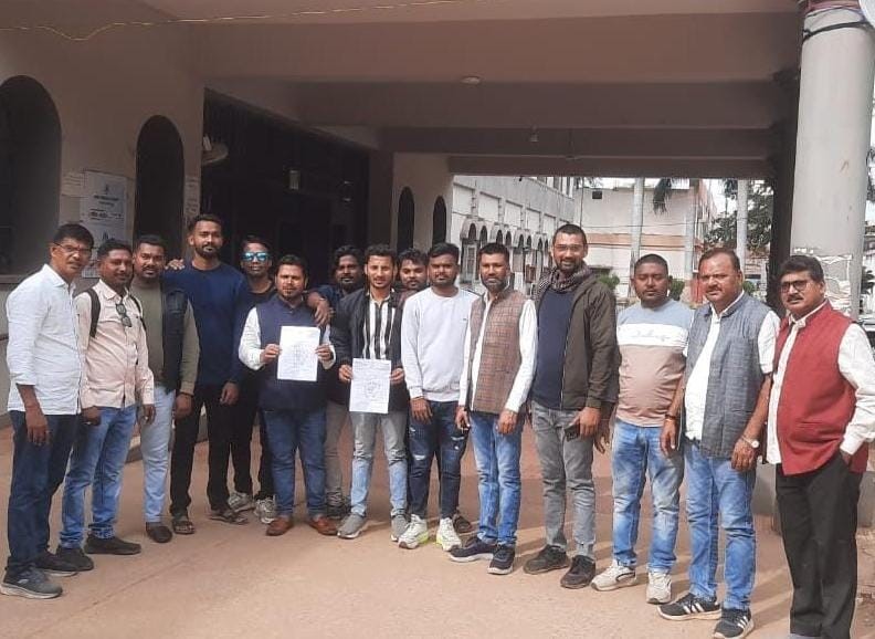 ज्ञापन सौंपने कलेक्ट्रेट पहुंचे युकांई। ज्ञापन सौंपने कलेक्ट्रेट पहुंचे युकांई।