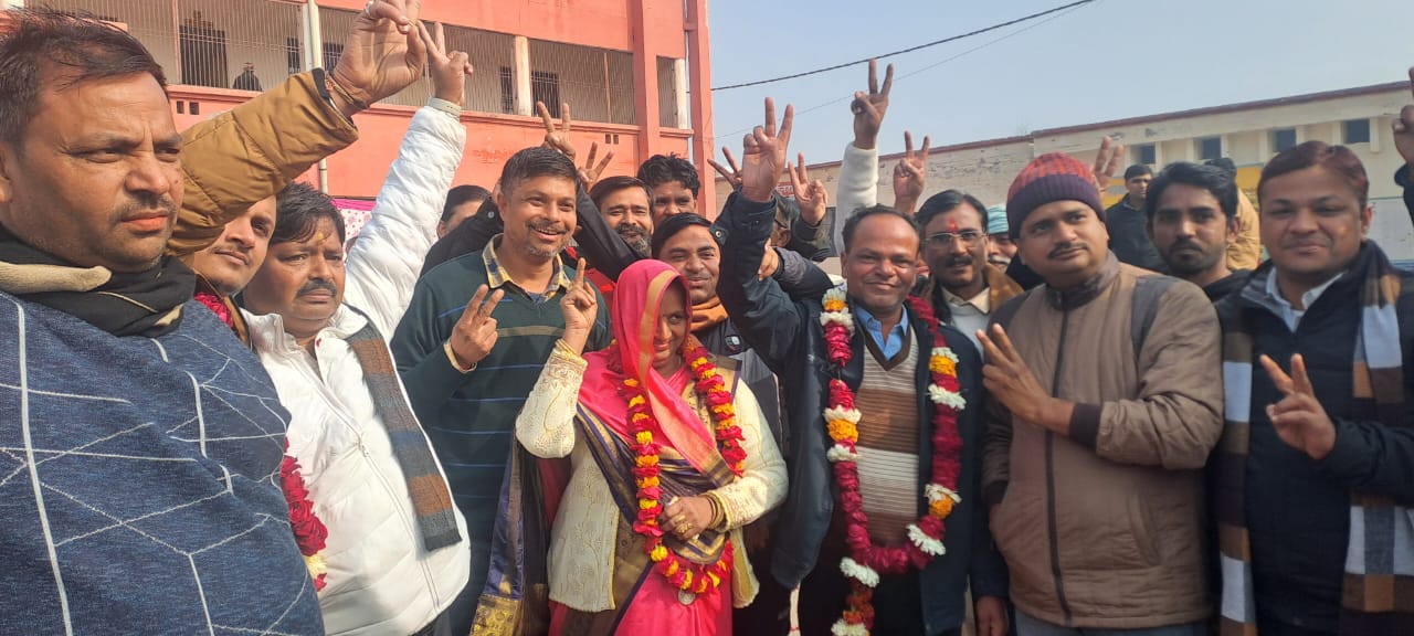 जीत के बाद समर्थकों संग भाजपा सभासद रेनू जिंदल जीत के बाद समर्थकों संग भाजपा सभासद रेनू जिंदल