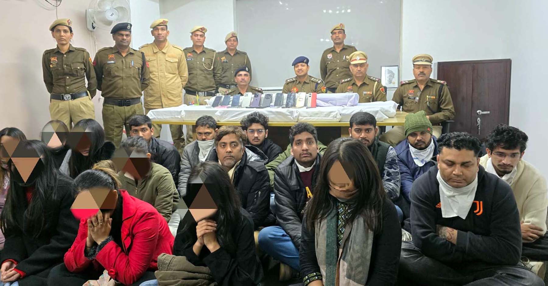 फोटो नंबर-01: गुरुग्राम पुलिस द्वारा फर्जी कॉल सेंटर से गिरफ्तार किए गए ठगी करने के आरोपी। फोटो नंबर-01: गुरुग्राम पुलिस द्वारा फर्जी कॉल सेंटर से गिरफ्तार किए गए ठगी करने के आरोपी।