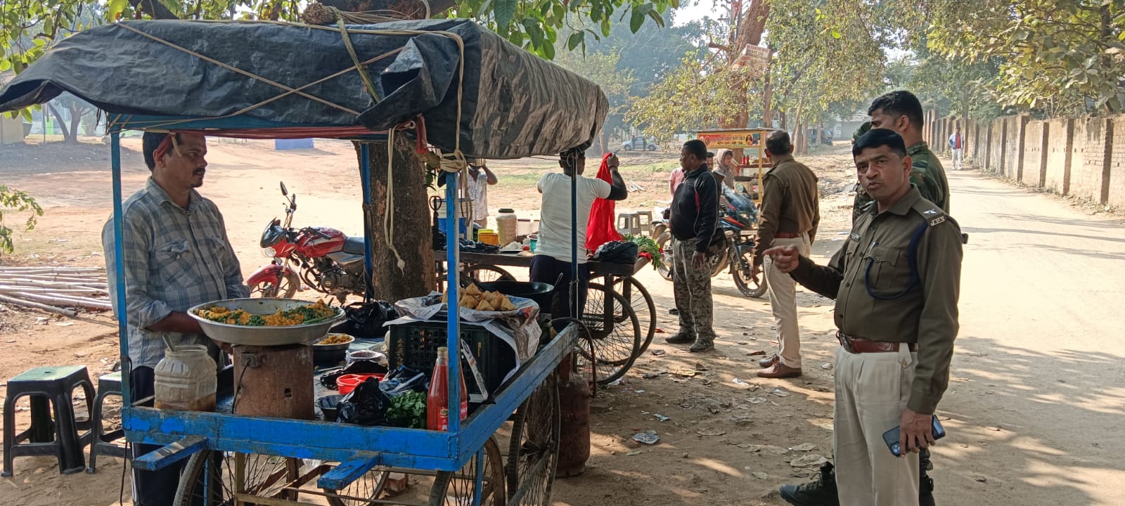 अतिक्रमण हटवाते पुलिस अधिकारी