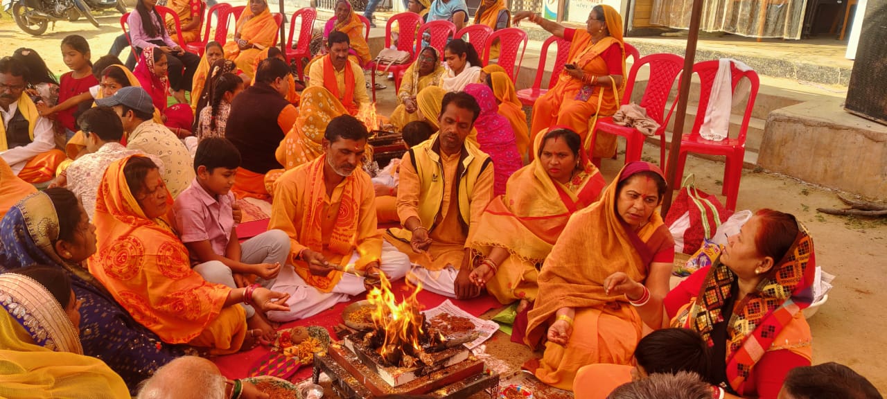 तीन कुंडीय गायत्री महायज्ञ में आहूति डालते हुए वार्डवासी। तीन कुंडीय गायत्री महायज्ञ में आहूति डालते हुए वार्डवासी।
