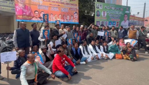 विरोध प्रदर्शन करते पूर्व केंद्रीय मंत्री संग कांग्रेस नेता विरोध प्रदर्शन करते पूर्व केंद्रीय मंत्री संग कांग्रेस नेता