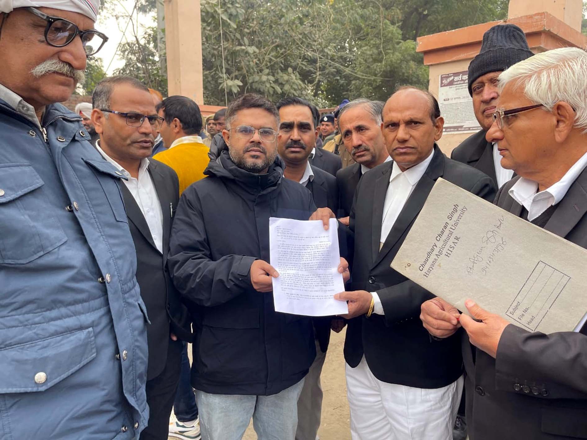 ज्ञापन सौंपते हरियाणा कांग्रेस लीगल डिपार्टमेंट व इंडिया गठबंधन से जुड़े वकील। ज्ञापन सौंपते हरियाणा कांग्रेस लीगल डिपार्टमेंट व इंडिया गठबंधन से जुड़े वकील।