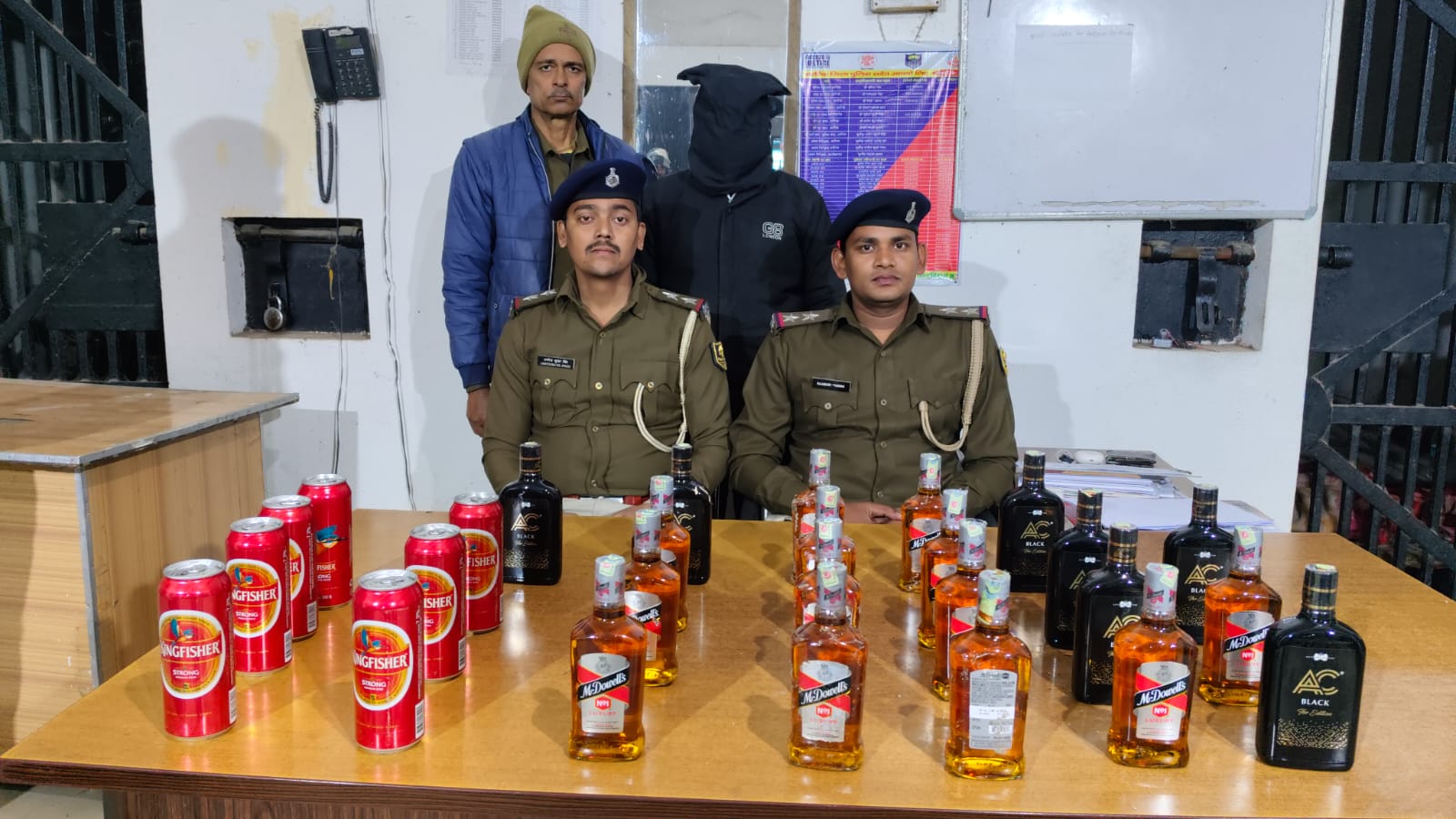 अररिया फोटो:गिरफ्तार तस्कर के साथ फारबिसगंज थाना पुलिस अररिया फोटो:गिरफ्तार तस्कर के साथ फारबिसगंज थाना पुलिस