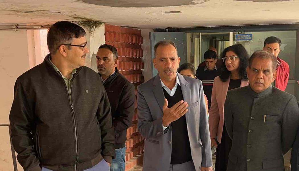 राजकीय महाविद्यालय में निरीक्षण करते हुए टीम। राजकीय महाविद्यालय में निरीक्षण करते हुए टीम।