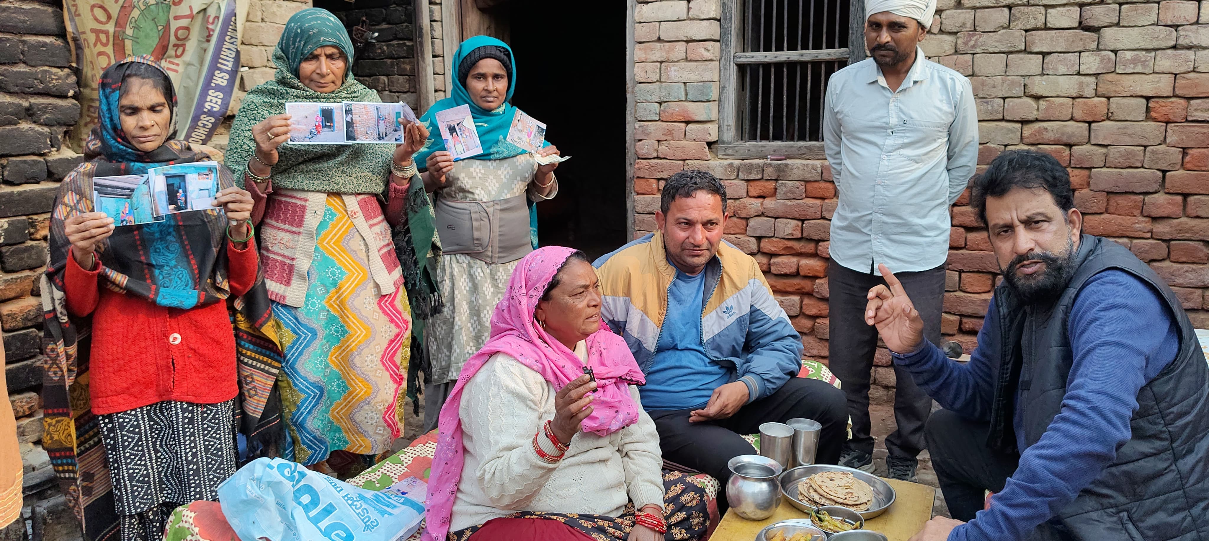 फोटो कैप्शन 19आरटीके3 : जयहिंद सेना प्रमुख को अपनी समस्याएं बताते हुए गांव सांघी की ग्रामीण महिलाएं --------------- फोटो कैप्शन 19आरटीके3 : जयहिंद सेना प्रमुख को अपनी समस्याएं बताते हुए गांव सांघी की ग्रामीण महिलाएं ---------------