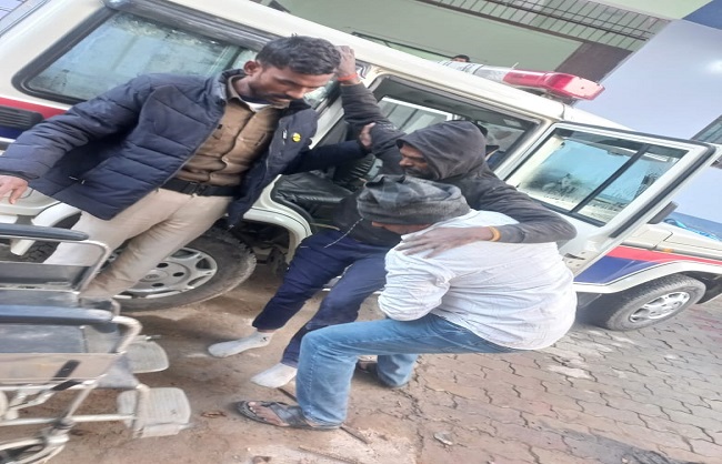 घाटल को अस्पताल पहुंचाता पुलिस पुलिस का जवान घाटल को अस्पताल पहुंचाता पुलिस पुलिस का जवान