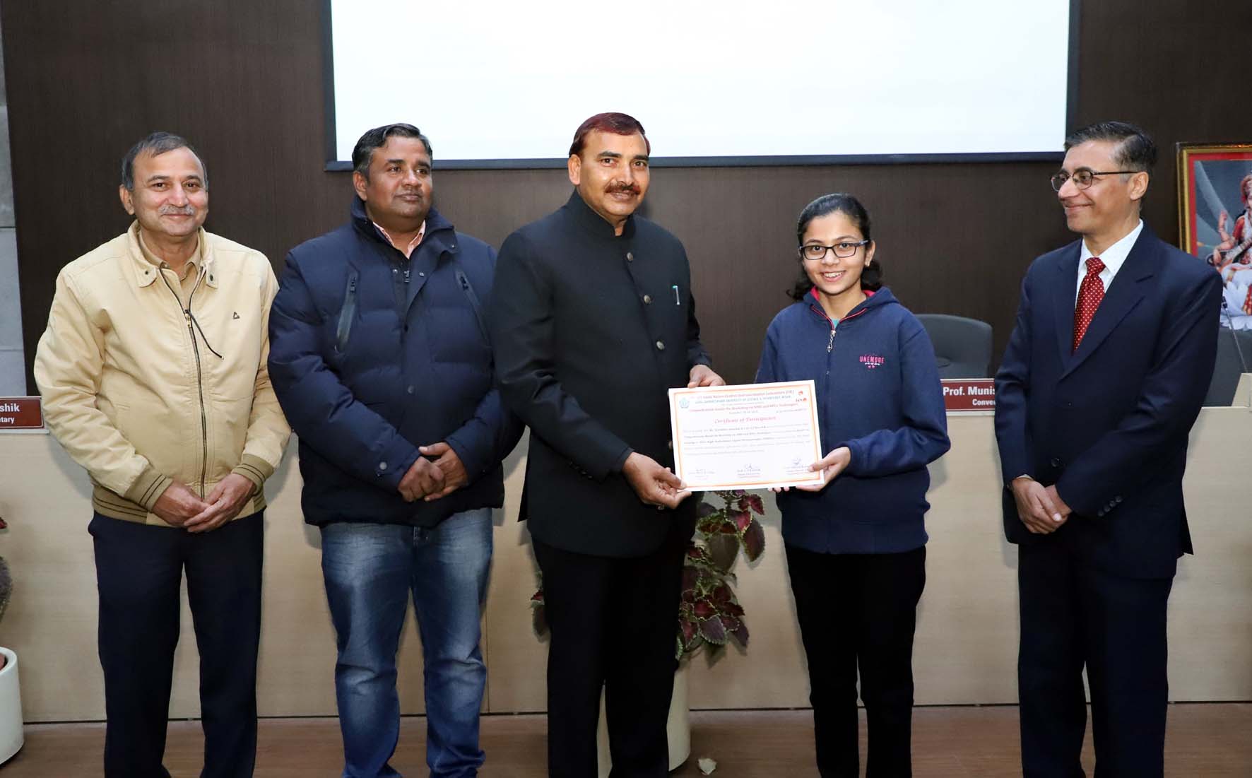 कार्यशाला के समापन पर प्रतिभागियों को प्रमाण-पत्र प्रदान करते कुलपति प्रो. नरसी राम बिश्नोई। कार्यशाला के समापन पर प्रतिभागियों को प्रमाण-पत्र प्रदान करते कुलपति प्रो. नरसी राम बिश्नोई।