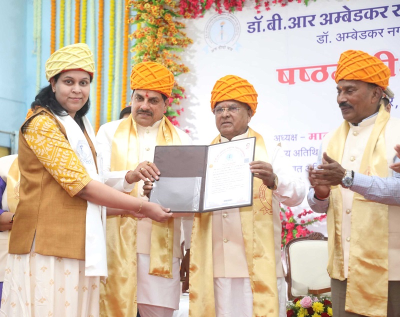 राज्यपाल मंगुभाई पटेल के साथ मुख्यमंत्री डॉ. मोहन यादव ने दीक्षांत समारोह में उपाधियां भेंट की। राज्यपाल मंगुभाई पटेल के साथ मुख्यमंत्री डॉ. मोहन यादव ने दीक्षांत समारोह में उपाधियां भेंट की।