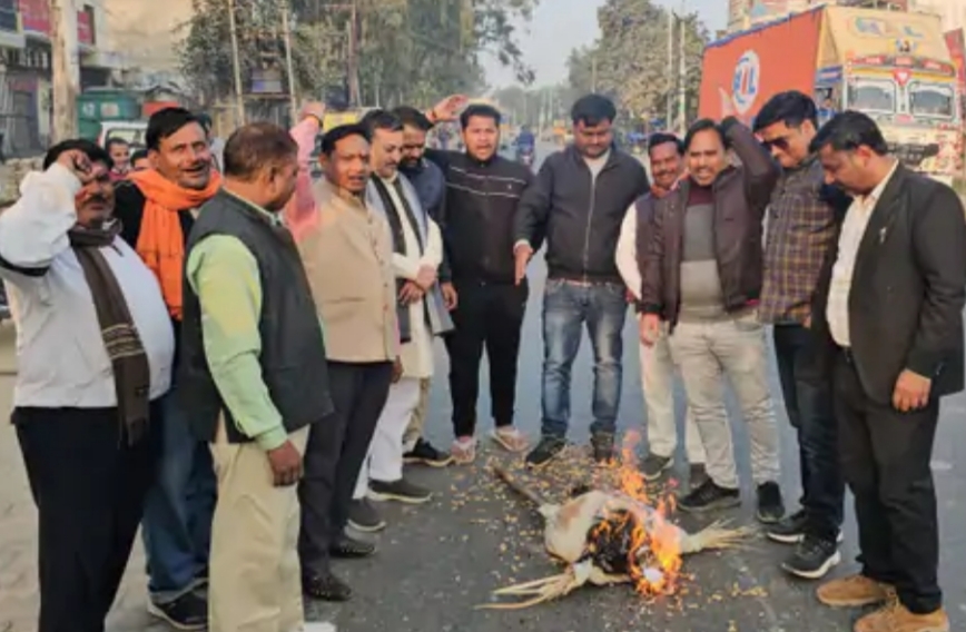 पुतला फूंकते भाजपाई पुतला फूंकते भाजपाई