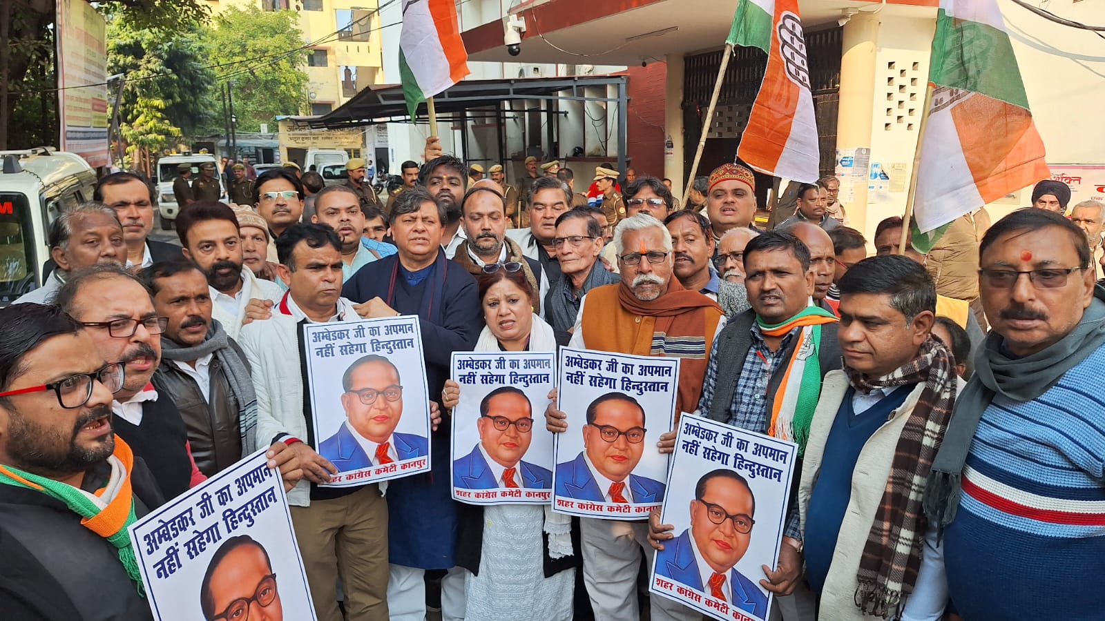 जुलूस निकालकर विरोध जताते कांग्रेसी जुलूस निकालकर विरोध जताते कांग्रेसी