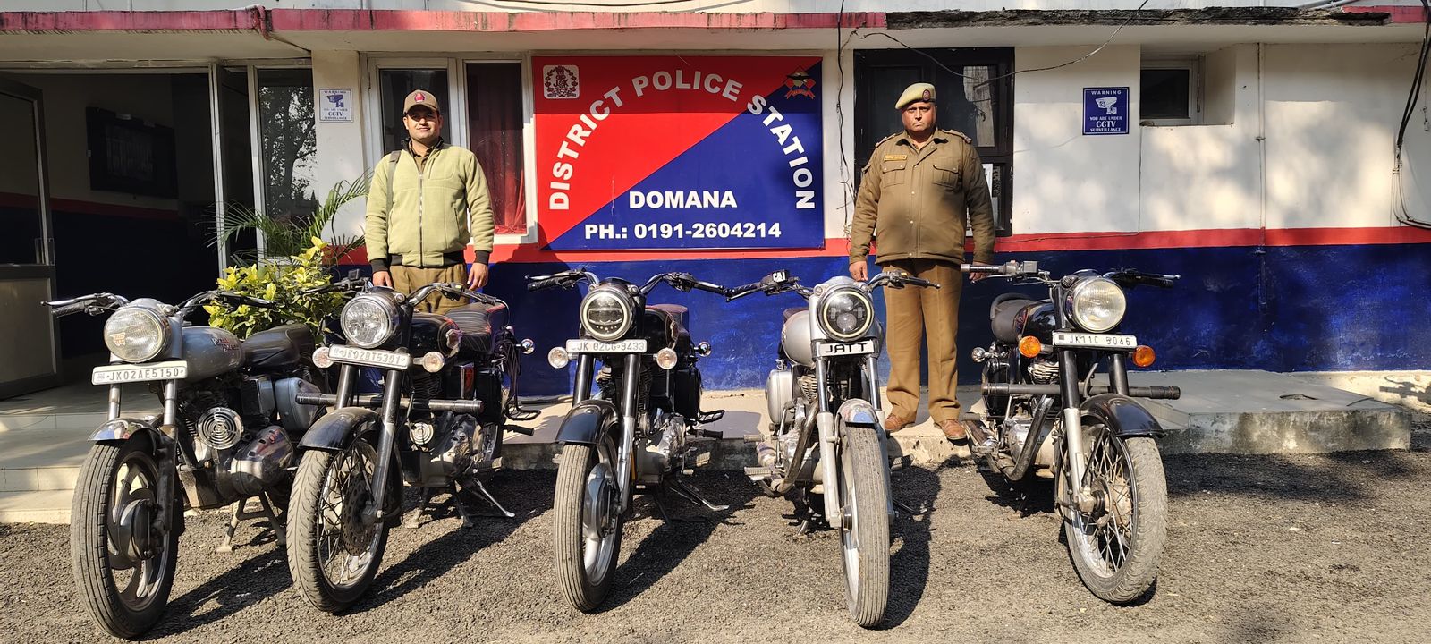 पुलिस ने मॉडिफाइड साइलेंसर लगी पांच रॉयल एनफील्ड बुलेट मोटरसाइकिल जब्त की पुलिस ने मॉडिफाइड साइलेंसर लगी पांच रॉयल एनफील्ड बुलेट मोटरसाइकिल जब्त की