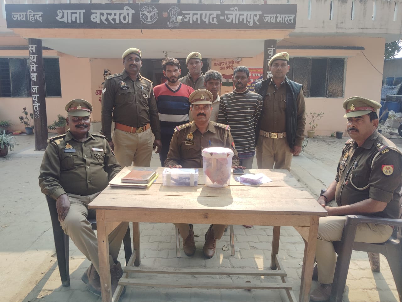 पुलिस ने चोरी की घटना का 24 घंटे के अंदर किया सफल अनावरण तीन चोर गिरफ्तार पुलिस ने चोरी की घटना का 24 घंटे के अंदर किया सफल अनावरण तीन चोर गिरफ्तार