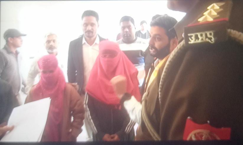 पुलिस कार्यालय से निकलती पीड़िताएं पुलिस कार्यालय से निकलती पीड़िताएं