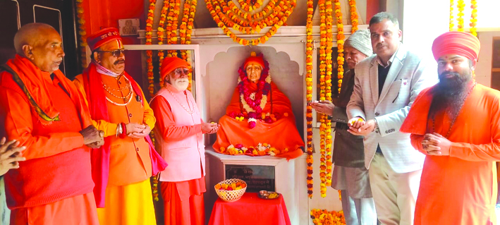 श्रद्धांजलि अर्पित करते हुए श्रद्धांजलि अर्पित करते हुए