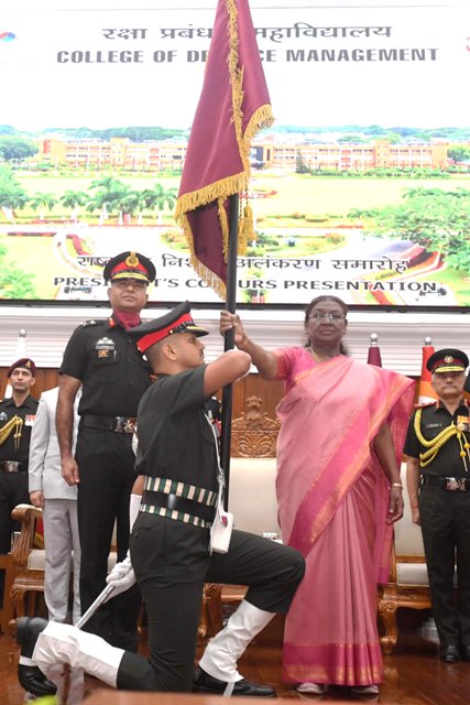 राष्ट्रपति द्रौपदी मुर्मु शुक्रवार को सिकंदराबाद में क्षा प्रबंधन महाविद्यालय को राष्ट्रपति निशान प्रदान करते हुए राष्ट्रपति द्रौपदी मुर्मु शुक्रवार को सिकंदराबाद में क्षा प्रबंधन महाविद्यालय को राष्ट्रपति निशान प्रदान करते हुए