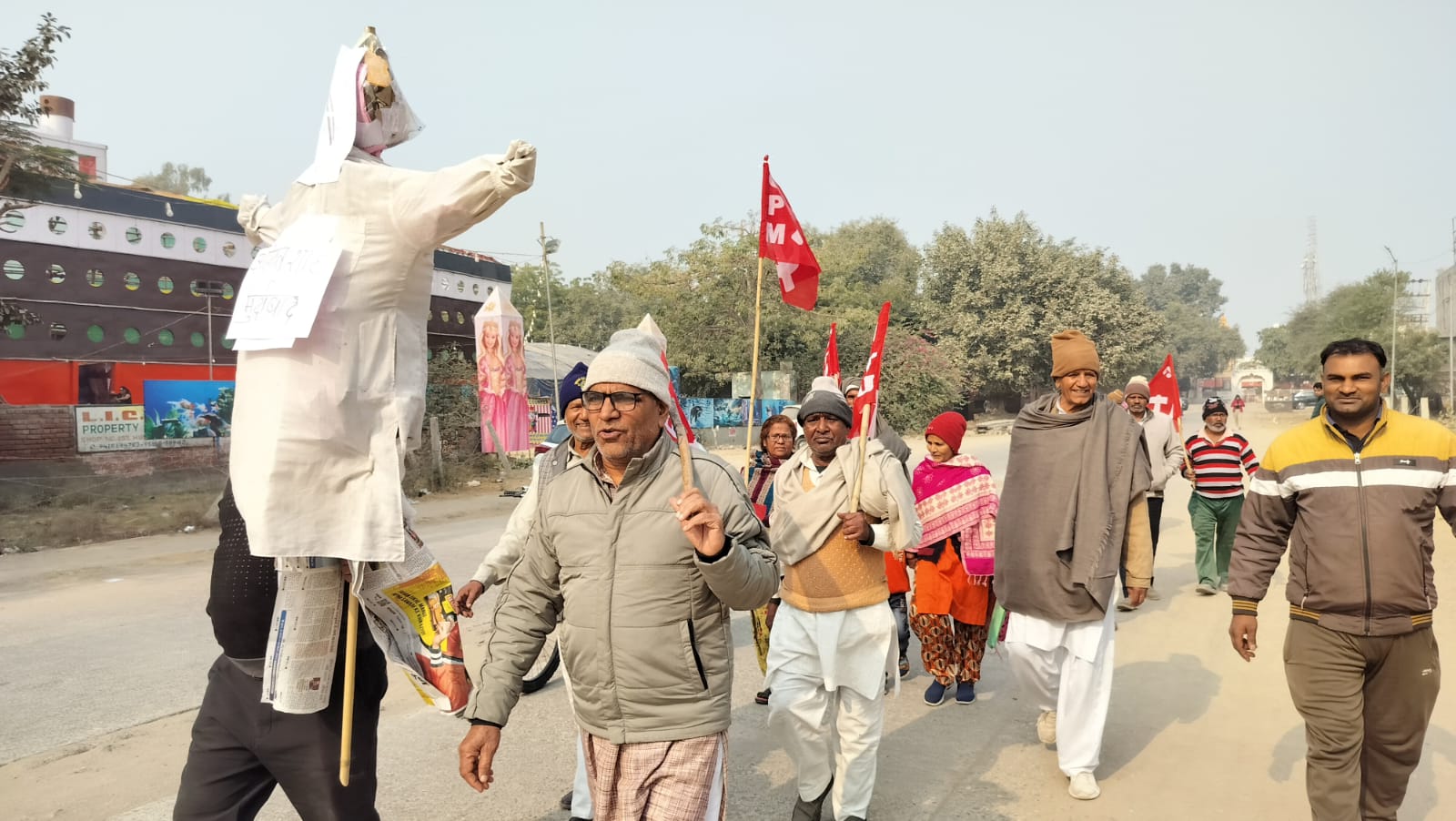 पुतला लेकर प्रदश्रन करते हुए संगठनों के प्रतिनिधि। पुतला लेकर प्रदश्रन करते हुए संगठनों के प्रतिनिधि।