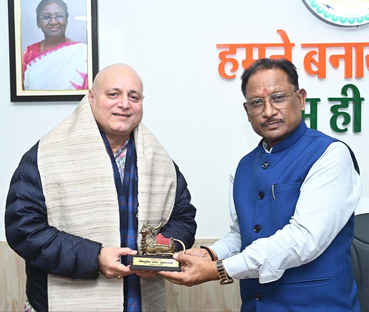 मुख्यमंत्री साय से अभिनेता मनोज जोशी भेंट करते मुख्यमंत्री साय से अभिनेता मनोज जोशी भेंट करते