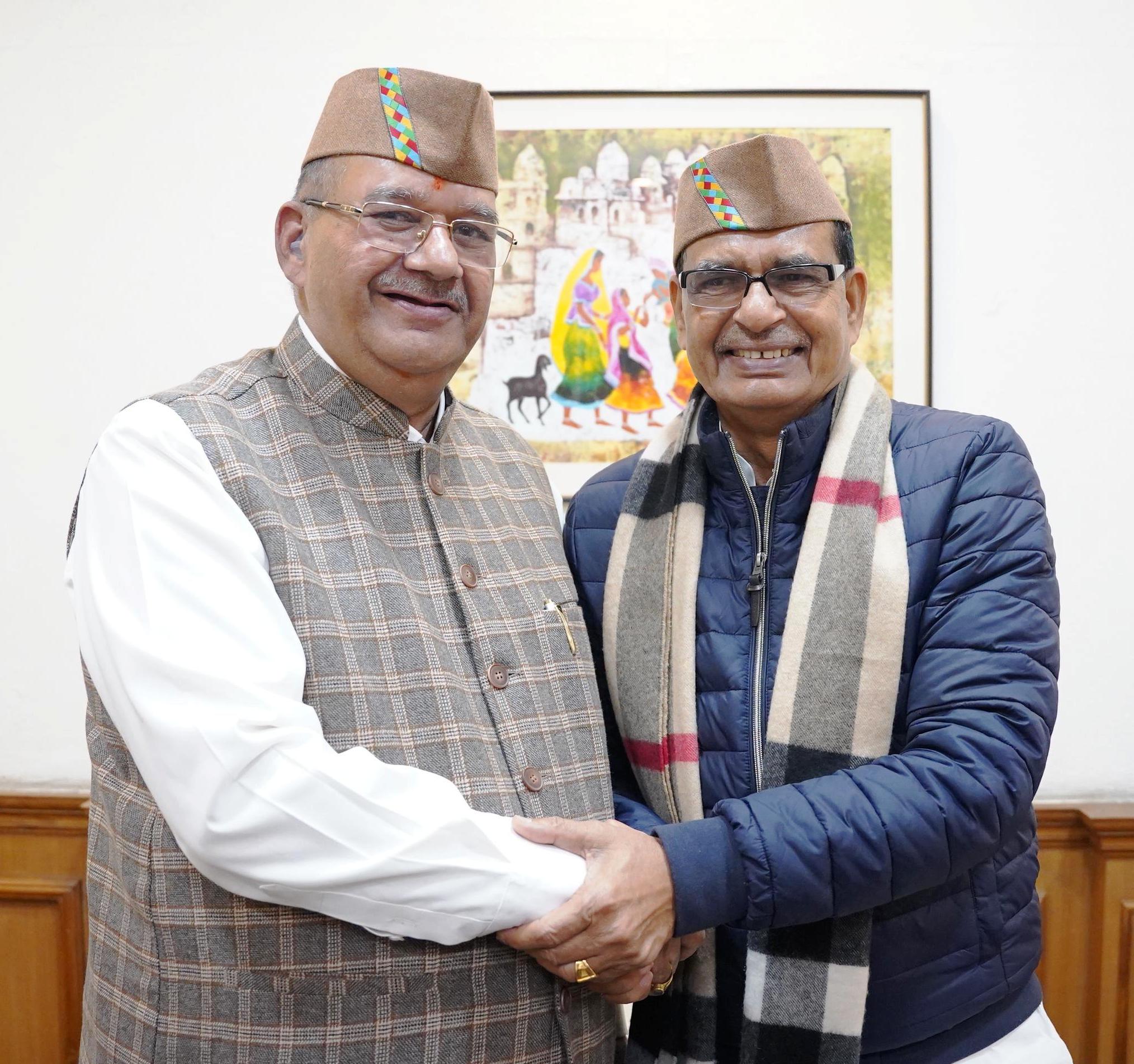 केंद्रीय ग्रामीण विकास मंत्री शिवराज सिंह चौहान से शिष्टाचार भेंट करते उत्तराखंड के ग्राम्य विकास मंत्री गणेश जोशी। केंद्रीय ग्रामीण विकास मंत्री शिवराज सिंह चौहान से शिष्टाचार भेंट करते उत्तराखंड के ग्राम्य विकास मंत्री गणेश जोशी।