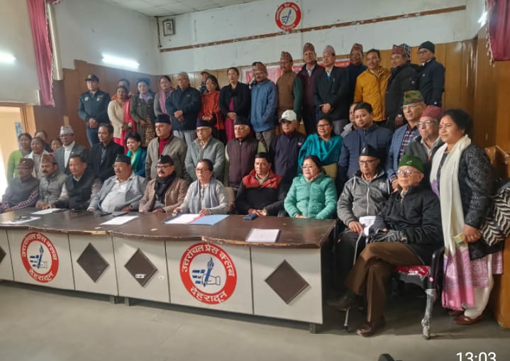 प्रेसवार्ता करते हुए। प्रेसवार्ता करते हुए।