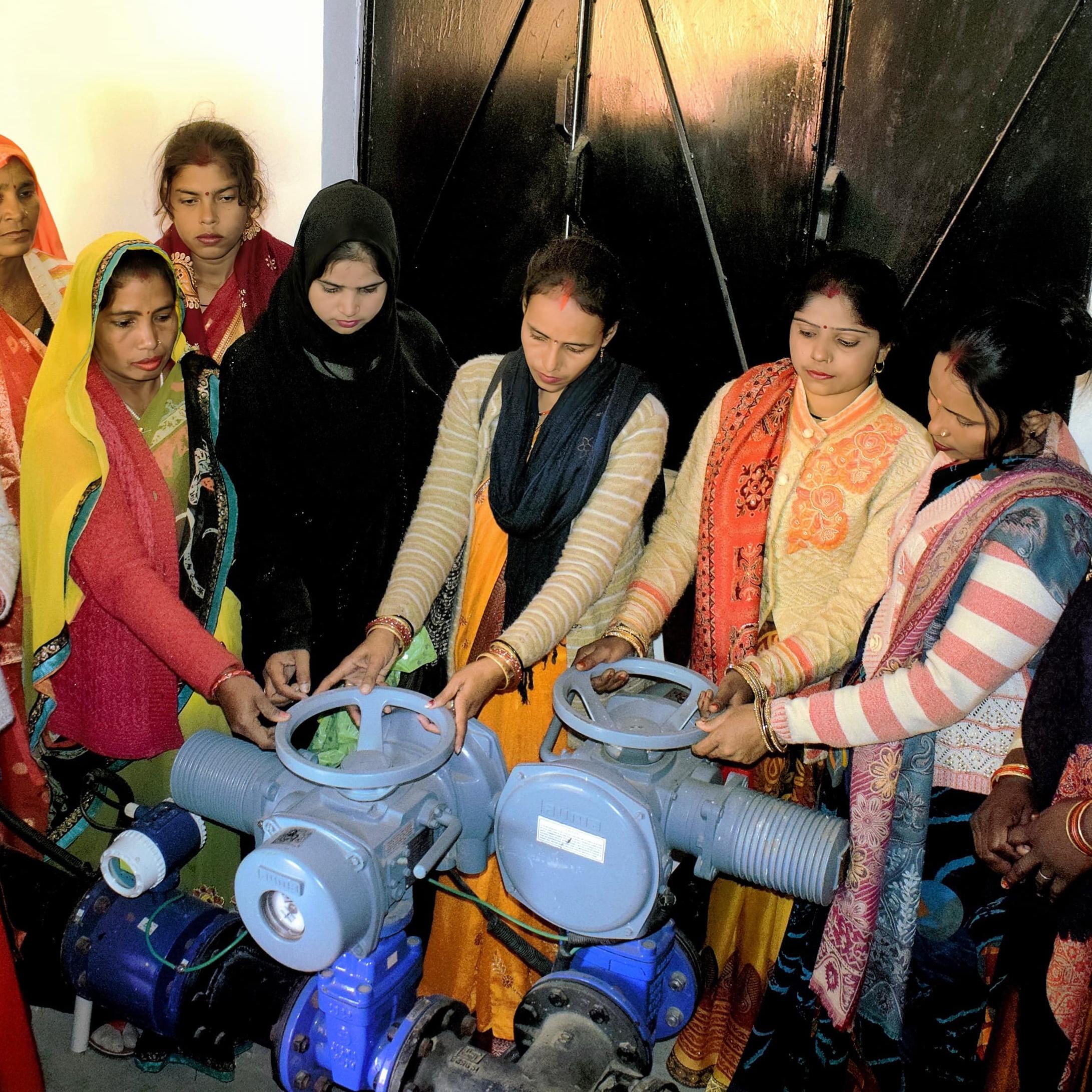 प्रशिक्षण प्राप्त करती महिलाएं प्रशिक्षण प्राप्त करती महिलाएं