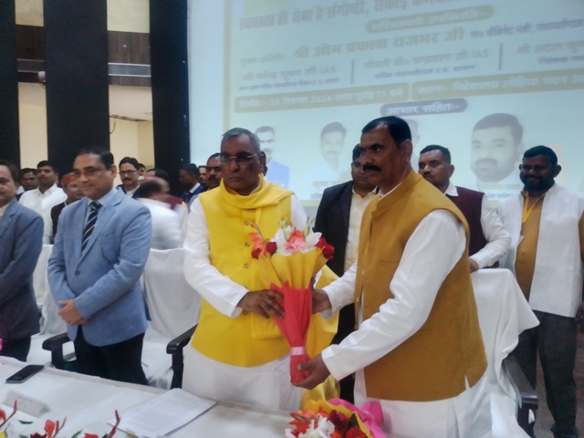 पंचायतीराज मंत्री ओमप्रकाश राजभर को पुष्प गुच्छ भेंट करते पदाधिकारी पंचायतीराज मंत्री ओमप्रकाश राजभर को पुष्प गुच्छ भेंट करते पदाधिकारी