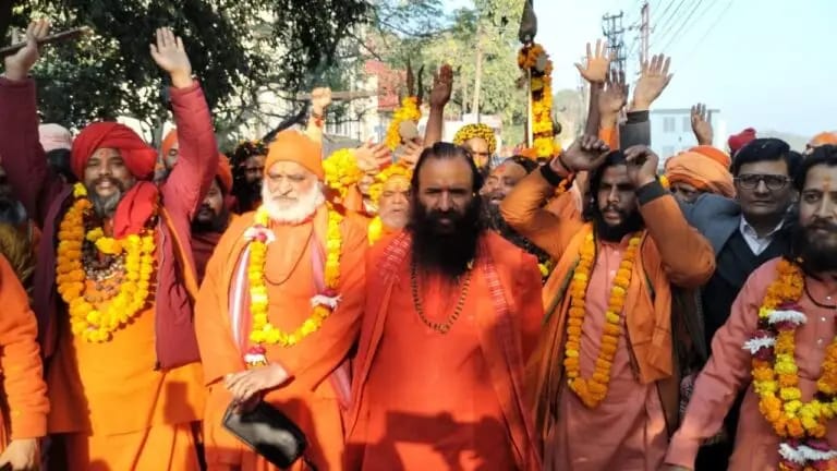 प्रयागराज रवाना होते निरंजनी अखाड़े के संत प्रयागराज रवाना होते निरंजनी अखाड़े के संत