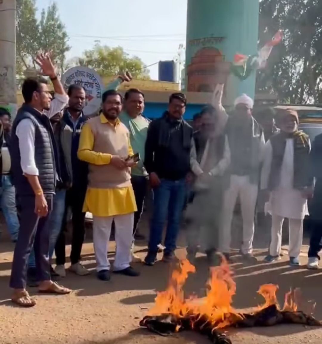 अशोकनगर: आग लगा पुतला नाक में जाने के आरोप में कांग्रेसियों पर प्रकरण दर्ज अशोकनगर: आग लगा पुतला नाक में जाने के आरोप में कांग्रेसियों पर प्रकरण दर्ज