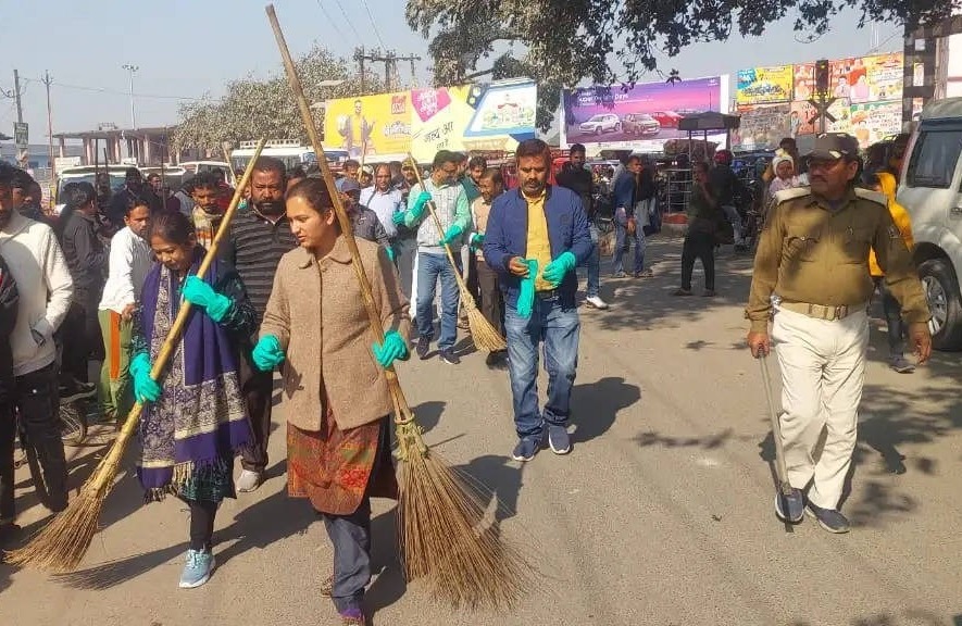 अनुमंडल पदाधिकारी और अनुमंडल पुलिस पदाधिकारी ने नगर में किया श्रमदान अनुमंडल पदाधिकारी और अनुमंडल पुलिस पदाधिकारी ने नगर में किया श्रमदान