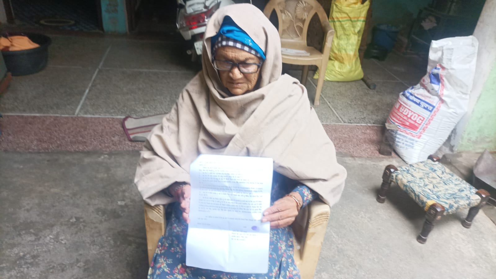 सीएम विंडो की शिकायत दिखाते हुए बुजुर्ग महिला। सीएम विंडो की शिकायत दिखाते हुए बुजुर्ग महिला।