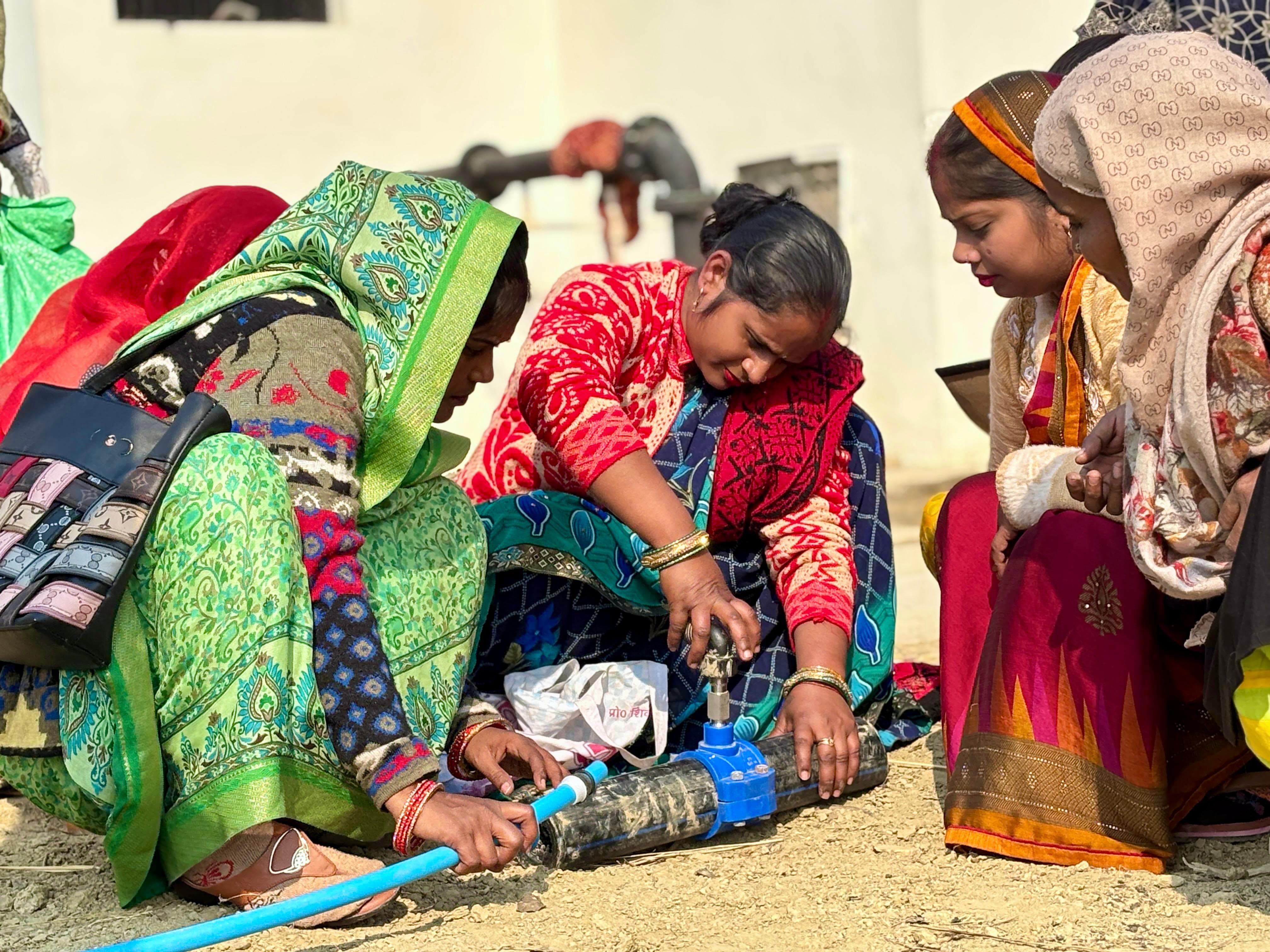 प्रशिक्षण प्राप्त करती समूह की महिलाएं प्रशिक्षण प्राप्त करती समूह की महिलाएं
