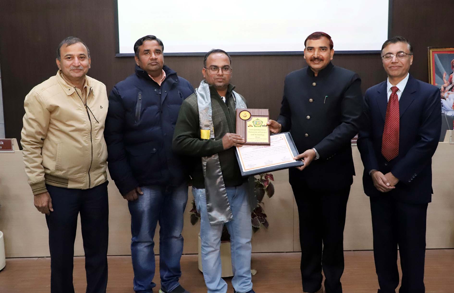 कार्यशाला के समापन पर विषय विशेषज्ञों को सम्मानित करते कुलपति प्रो. नरसी राम बिश्नोई। कार्यशाला के समापन पर विषय विशेषज्ञों को सम्मानित करते कुलपति प्रो. नरसी राम बिश्नोई।
