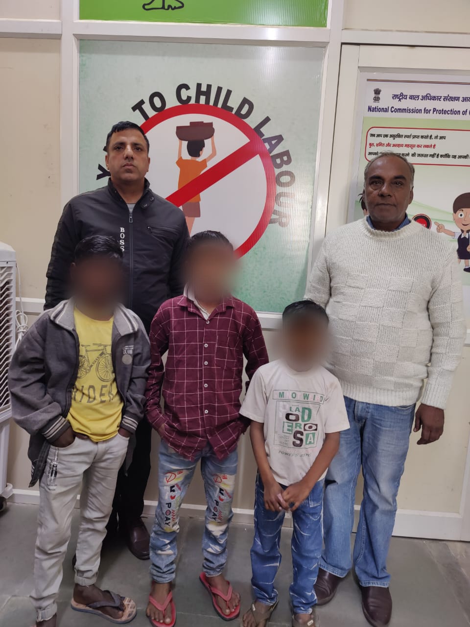 बाल श्रम करते पाए गए तीनों बच्चे टीम के साथ। बाल श्रम करते पाए गए तीनों बच्चे टीम के साथ।