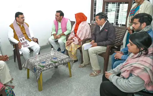 सीएम ने एएसआई की पत्नी और बच्चों से मुलाकात कर हर संभव मदद दिलाने का आश्वासन दिया। सीएम ने एएसआई की पत्नी और बच्चों से मुलाकात कर हर संभव मदद दिलाने का आश्वासन दिया।