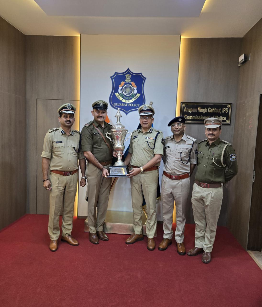 ट्रॉफी के साथ इच्छापोर पुलिस स्टेशन के पुलिस इंस्पेक्टर ए.सी. गोहिल और सूरत पुलिस आयुक्त अनुपमसिंह गेहलोत। ट्रॉफी के साथ इच्छापोर पुलिस स्टेशन के पुलिस इंस्पेक्टर ए.सी. गोहिल और सूरत पुलिस आयुक्त अनुपमसिंह गेहलोत।