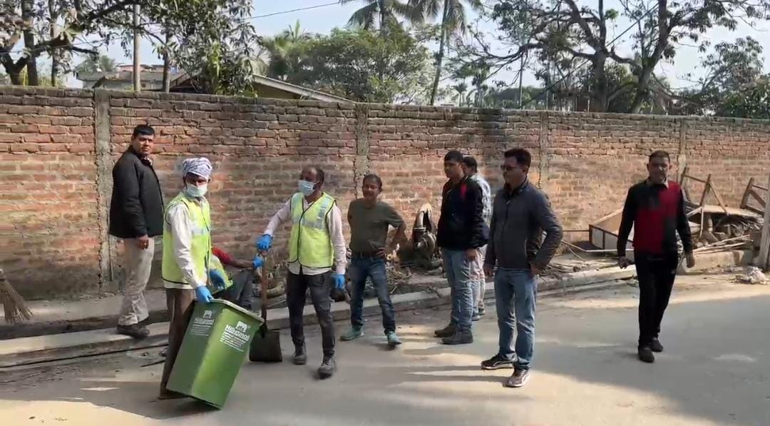 गुवाहाटी नगर निगम की पहल पर स्वच्छता अभियान 8, 20 दिसंबर: गुवाहाटी नगर निगम ने शहर की सफाई के क्षेत्र में एक ऐतिहासिक कदम उठाया है। 'गुवाहाटी स्वच्छता अभियान' नामक इस विशेष कार्यक्रम के तहत शहर के हर कोने को साफ-सुथरा और स्वच्छ बनाने का लक्ष्य रखा गया है। इस पहल के तहत गुवाहाटी के 60 वार्डों में चरणबद्ध तरीके से सफाई अभियान शुरू किया गया है। गुवाहाटी के कुल 6 डिविज़नों में 37 टीमें एक साथ इस कार्य में जुटी हुई हैं। तीन महीने तक चलने वाले इस बड़े अभियान के जरिए शहर की सभी सड़कों और गलियों को साफ किया जाएगा। नगर निगम का उद्देश्य गुवाहाटी को एक आदर्श स्वच्छ शहर में बदलना है। यह कार्यक्रम केवल एक पहल नहीं है, बल्कि यह शहर के निवासियों के लिए एक नई दिशा है। शहर के कई महत्वपूर्ण क्षेत्रों, जैसे जलुकबाड़ी, मालिगांव और भरालुमुख में इस अभियान को बड़े पैमाने पर चलाया जा रहा है। गुवाहाटी नगर निगम को उम्मीद है कि यह पहल शहर की सुंदरता और पर्यावरणीय संतुलन बनाए रखने में अहम भूमिका निभाएगी। नगर निगम के 1 नंबर डिविजन के कार्यकारी अभियंता दीपक तालुकदार ने नागरिकों से इस अभियान में सक्रिय रूप से भाग लेने का आह्वान किया है। उनके अनुसार, केवल निगम की पहल ही नहीं, बल्कि नागरिकों की जागरूकता और सहयोग भी शहर को स्वच्छ बनाए रखने में महत्वपूर्ण है। इसी प्रकार का सामूहिक प्रयास गुवाहाटी को एक स्वच्छ शहर में बदलने के लक्ष्य को आगे बढ़ाएगा। अगले वर्ष 15 मार्च तक यह 'गुवाहाटी स्वच्छता अभियान' जारी रहेगा। यह दीर्घकालिक योजना शहर की सफाई के क्षेत्र में एक नई मिसाल कायम करेगी। नागरिकों में जागरूकता बढ़ाना और शहर को स्वच्छ रखने की आदत विकसित करना इस अभियान का मुख्य उद्देश्य है। गुवाहाटी नगर निगम की इस पहल ने पहले ही शहरवासियों में नई उम्मीदें जगा दी हैं। यदि यह कार्यक्रम सफल होता है, तो गुवाहाटी न केवल एक स्वच्छ शहर के रूप में, बल्कि पूरे देश के लिए एक मिसाल के रूप में भी पहचाना जाएगा। (Udaipur Kiran) /देबोजानी --------------- गुवाहाटी नगर निगम की पहल पर स्वच्छता अभियान 8, 20 दिसंबर: गुवाहाटी नगर निगम ने शहर की सफाई के क्षेत्र में एक ऐतिहासिक कदम उठाया है। 'गुवाहाटी स्वच्छता अभियान' नामक इस विशेष कार्यक्रम के तहत शहर के हर कोने को साफ-सुथरा और स्वच्छ बनाने का लक्ष्य रखा गया है। इस पहल के तहत गुवाहाटी के 60 वार्डों में चरणबद्ध तरीके से सफाई अभियान शुरू किया गया है। गुवाहाटी के कुल 6 डिविज़नों में 37 टीमें एक साथ इस कार्य में जुटी हुई हैं। तीन महीने तक चलने वाले इस बड़े अभियान के जरिए शहर की सभी सड़कों और गलियों को साफ किया जाएगा। नगर निगम का उद्देश्य गुवाहाटी को एक आदर्श स्वच्छ शहर में बदलना है। यह कार्यक्रम केवल एक पहल नहीं है, बल्कि यह शहर के निवासियों के लिए एक नई दिशा है। शहर के कई महत्वपूर्ण क्षेत्रों, जैसे जलुकबाड़ी, मालिगांव और भरालुमुख में इस अभियान को बड़े पैमाने पर चलाया जा रहा है। गुवाहाटी नगर निगम को उम्मीद है कि यह पहल शहर की सुंदरता और पर्यावरणीय संतुलन बनाए रखने में अहम भूमिका निभाएगी। नगर निगम के 1 नंबर डिविजन के कार्यकारी अभियंता दीपक तालुकदार ने नागरिकों से इस अभियान में सक्रिय रूप से भाग लेने का आह्वान किया है। उनके अनुसार, केवल निगम की पहल ही नहीं, बल्कि नागरिकों की जागरूकता और सहयोग भी शहर को स्वच्छ बनाए रखने में महत्वपूर्ण है। इसी प्रकार का सामूहिक प्रयास गुवाहाटी को एक स्वच्छ शहर में बदलने के लक्ष्य को आगे बढ़ाएगा। अगले वर्ष 15 मार्च तक यह 'गुवाहाटी स्वच्छता अभियान' जारी रहेगा। यह दीर्घकालिक योजना शहर की सफाई के क्षेत्र में एक नई मिसाल कायम करेगी। नागरिकों में जागरूकता बढ़ाना और शहर को स्वच्छ रखने की आदत विकसित करना इस अभियान का मुख्य उद्देश्य है। गुवाहाटी नगर निगम की इस पहल ने पहले ही शहरवासियों में नई उम्मीदें जगा दी हैं। यदि यह कार्यक्रम सफल होता है, तो गुवाहाटी न केवल एक स्वच्छ शहर के रूप में, बल्कि पूरे देश के लिए एक मिसाल के रूप में भी पहचाना जाएगा। (Udaipur Kiran) /देबोजानी ---------------