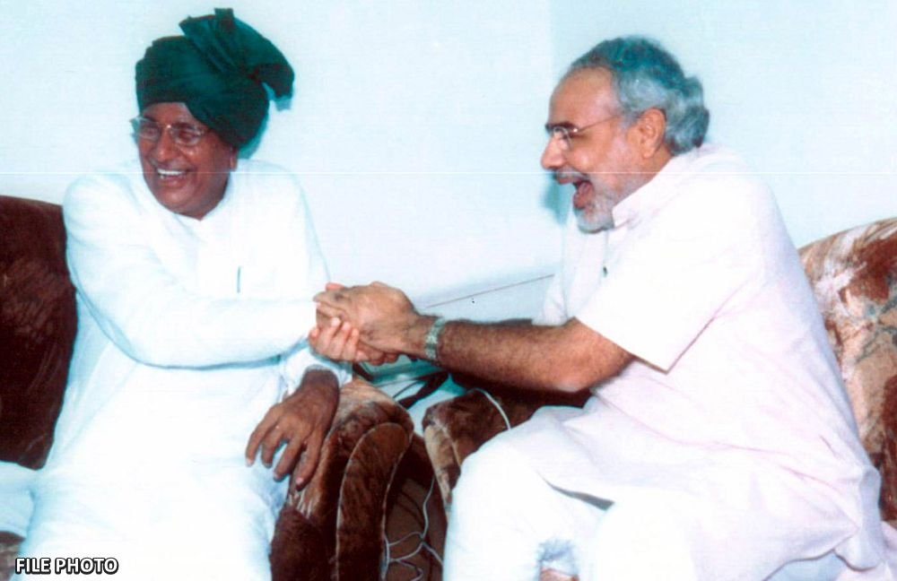 प्रधानमंत्री नरेन्द्र मोदी और हरियाणा के पूर्व मुख्यमंत्री ओम प्रकाश चौटाला (फाइल फोटो) प्रधानमंत्री नरेन्द्र मोदी और हरियाणा के पूर्व मुख्यमंत्री ओम प्रकाश चौटाला (फाइल फोटो)
