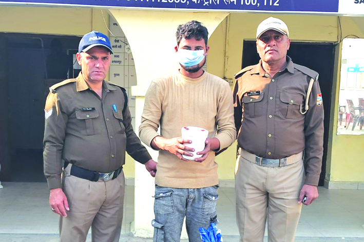 पुलिस गिरफ्त में आरोपित पुलिस गिरफ्त में आरोपित