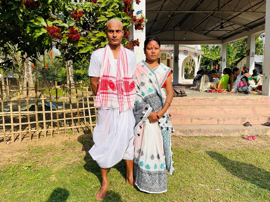 डिमोरिया में मुस्लिम परिवार का हिंदू धर्म में धर्मांतरण गुवाहाटी, 20 दिसंबर (Udaipur Kiran) । डिमोरिया में एक मुस्लिम परिवार ने हिंदू धर्म अपना लिया। सोनापुर के कछुतलि के हाफिज अली अब राहुल बोरों के रूप में जाने जाएंगे, जबकि उनकी पत्नी रिजवाना बेगम ने अपना नाम बदलकर भूमिका बोरों रखा। कछुतलि में हुए अतिक्रमण विरोधी अभियान के दौरान चर्चा में आए इस मुस्लिम परिवार ने वैदिक रीति-रिवाजों से हिंदू धर्म अपनाया। सोनापुर के एलेंगा स्थित हरे कृष्ण मंदिर में पुरोहित के मंत्रोच्चारण और धार्मिक अनुष्ठानों के बीच परिवार ने हिंदू धर्म स्वीकार किया। डिगारू नदी के तट पर मुंडन और प्रायश्चित की विधि पूरी करने के बाद, एलेंगा के हरे कृष्ण मंदिर में हवन-यज्ञ और धार्मिक अनुष्ठानों के माध्यम से दंपति ने हिंदू धर्म ग्रहण किया। इस बीच, डिमोरिया की विश्व हिंदू परिषद ने जनजातीय क्षेत्रों में कुछ लोगों के ईसाई धर्म में परिवर्तित होने पर अपनी चिंता व्यक्त की है। विशेष रूप से असम-मेघालय सीमा से सटे कुछ गांवों में जनजातीय लोगों द्वारा अपने मूल धर्म को त्यागकर ईसाई धर्म अपनाने की घटनाओं पर विश्व हिंदू परिषद और बजरंग दल ने सख्त कार्रवाई करने की बात कही है। डिमोरिया में विश्व हिंदू परिषद, बजरंग दल और राष्ट्रीय स्वयंसेवक संघ के संयुक्त प्रयास से आयोजित इस धर्मांतरण कार्यक्रम के जरिए इस्लाम धर्म को त्यागकर हिंदू धर्म अपनाने वाले परिवार का विधिवत स्वागत किया गया। --------------- डिमोरिया में मुस्लिम परिवार का हिंदू धर्म में धर्मांतरण गुवाहाटी, 20 दिसंबर (Udaipur Kiran) । डिमोरिया में एक मुस्लिम परिवार ने हिंदू धर्म अपना लिया। सोनापुर के कछुतलि के हाफिज अली अब राहुल बोरों के रूप में जाने जाएंगे, जबकि उनकी पत्नी रिजवाना बेगम ने अपना नाम बदलकर भूमिका बोरों रखा। कछुतलि में हुए अतिक्रमण विरोधी अभियान के दौरान चर्चा में आए इस मुस्लिम परिवार ने वैदिक रीति-रिवाजों से हिंदू धर्म अपनाया। सोनापुर के एलेंगा स्थित हरे कृष्ण मंदिर में पुरोहित के मंत्रोच्चारण और धार्मिक अनुष्ठानों के बीच परिवार ने हिंदू धर्म स्वीकार किया। डिगारू नदी के तट पर मुंडन और प्रायश्चित की विधि पूरी करने के बाद, एलेंगा के हरे कृष्ण मंदिर में हवन-यज्ञ और धार्मिक अनुष्ठानों के माध्यम से दंपति ने हिंदू धर्म ग्रहण किया। इस बीच, डिमोरिया की विश्व हिंदू परिषद ने जनजातीय क्षेत्रों में कुछ लोगों के ईसाई धर्म में परिवर्तित होने पर अपनी चिंता व्यक्त की है। विशेष रूप से असम-मेघालय सीमा से सटे कुछ गांवों में जनजातीय लोगों द्वारा अपने मूल धर्म को त्यागकर ईसाई धर्म अपनाने की घटनाओं पर विश्व हिंदू परिषद और बजरंग दल ने सख्त कार्रवाई करने की बात कही है। डिमोरिया में विश्व हिंदू परिषद, बजरंग दल और राष्ट्रीय स्वयंसेवक संघ के संयुक्त प्रयास से आयोजित इस धर्मांतरण कार्यक्रम के जरिए इस्लाम धर्म को त्यागकर हिंदू धर्म अपनाने वाले परिवार का विधिवत स्वागत किया गया। ---------------