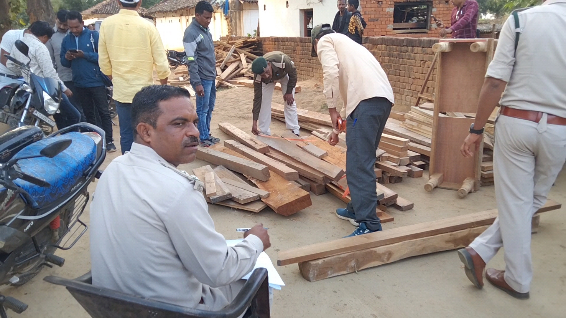 कार्रवाई करती वन विभाग की टीम। कार्रवाई करती वन विभाग की टीम।