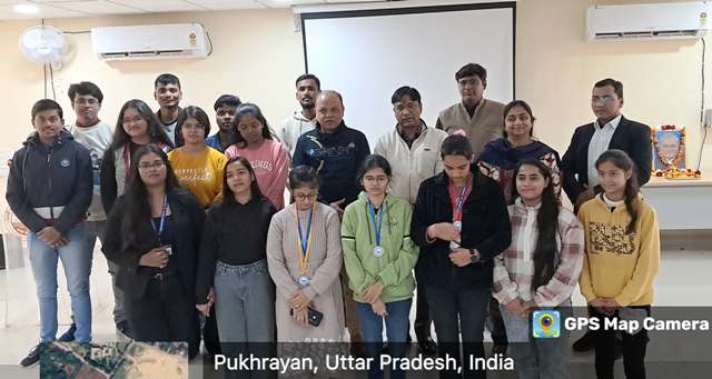 काव्य प्रतियोगिता कार्यक्रम में मौजूद छात्राएं काव्य प्रतियोगिता कार्यक्रम में मौजूद छात्राएं