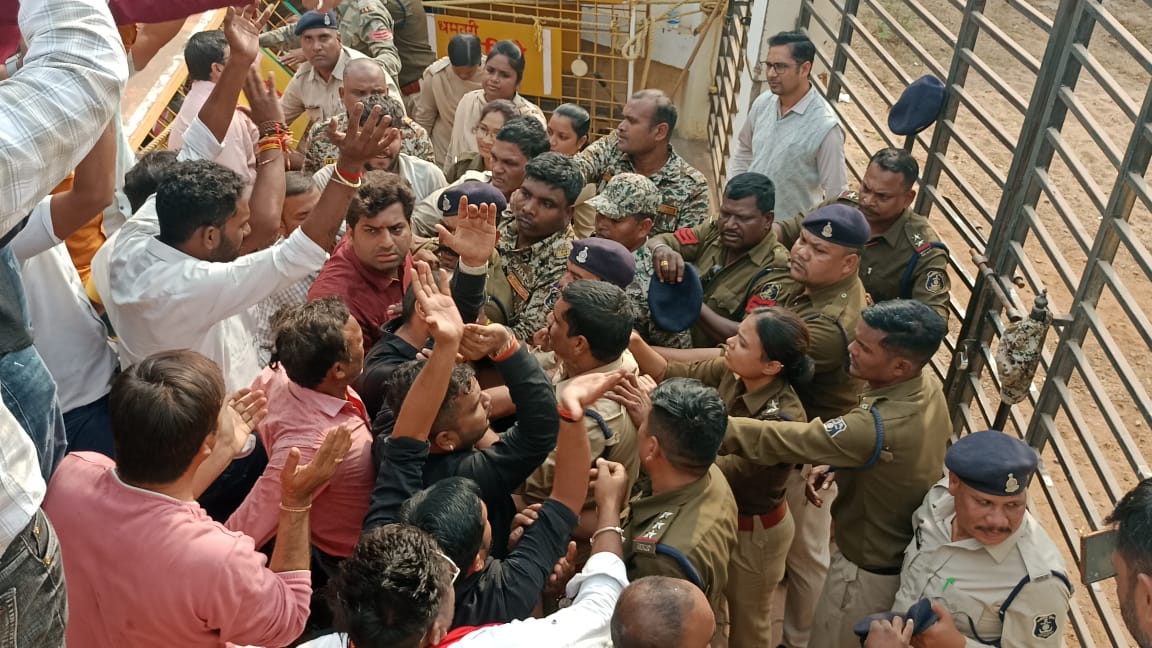 कांग्रेस कार्यालय के बाहर प्रदर्शन करते हुए भाजपाई कांग्रेस कार्यालय के बाहर प्रदर्शन करते हुए भाजपाई