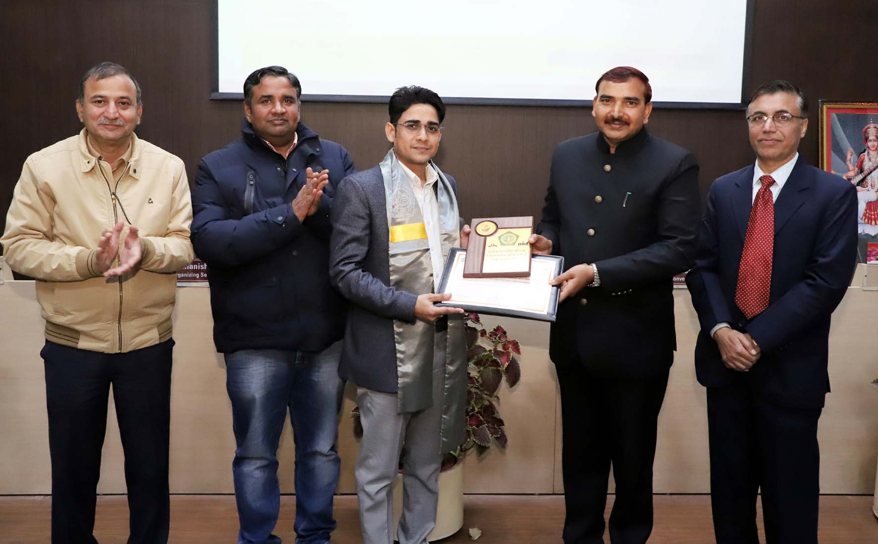 कार्यशाला के समापन समारोह में विषय विशेषज्ञों को सम्मानित करते कुलपति प्रो. नरसी राम बिश्नोई। कार्यशाला के समापन समारोह में विषय विशेषज्ञों को सम्मानित करते कुलपति प्रो. नरसी राम बिश्नोई।