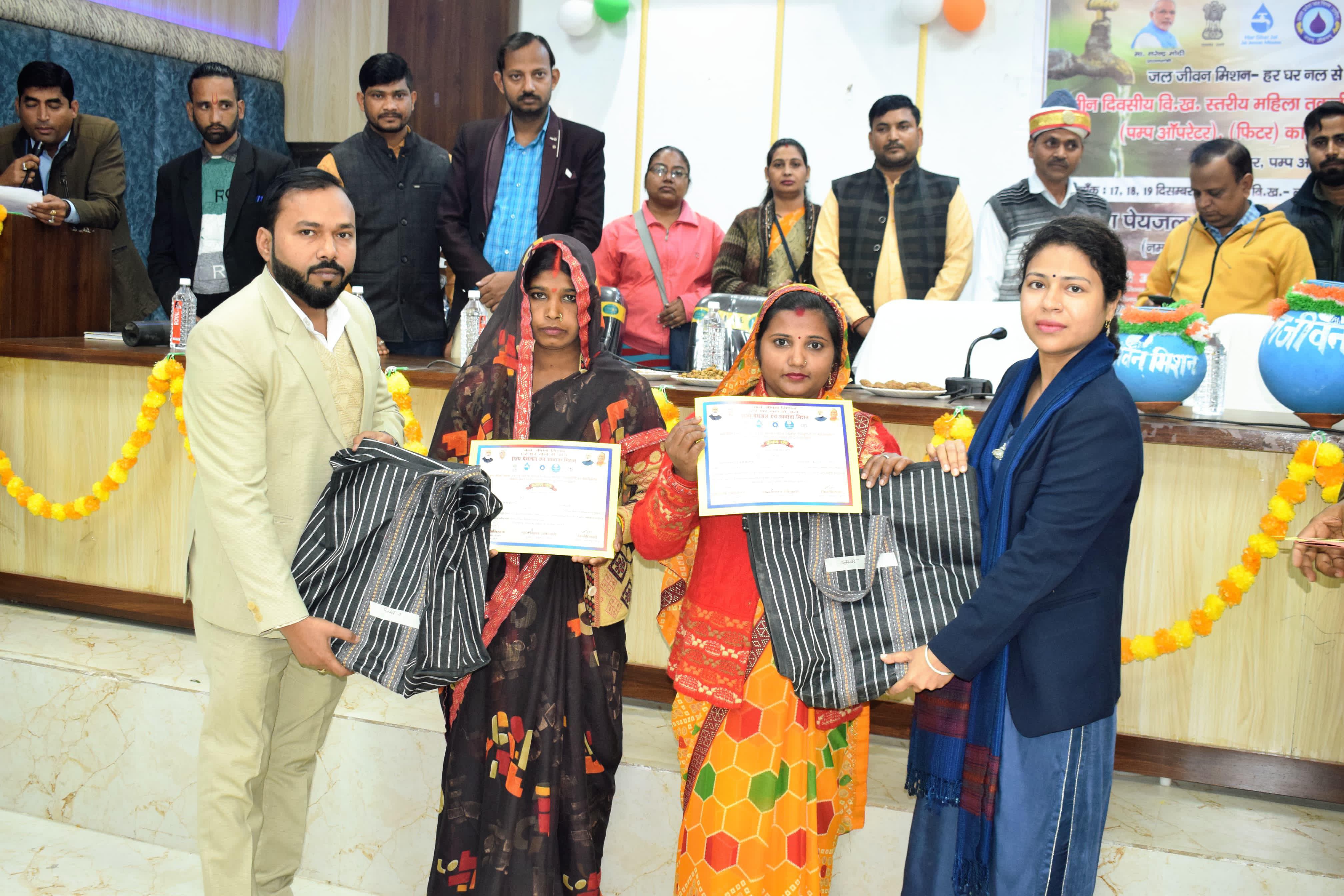 समूह की महिलाओं को प्रशिक्षण के बाद प्रशस्ति पत्र देती डीएम खीरी दुर्गा शक्ति नागपाल समूह की महिलाओं को प्रशिक्षण के बाद प्रशस्ति पत्र देती डीएम खीरी दुर्गा शक्ति नागपाल