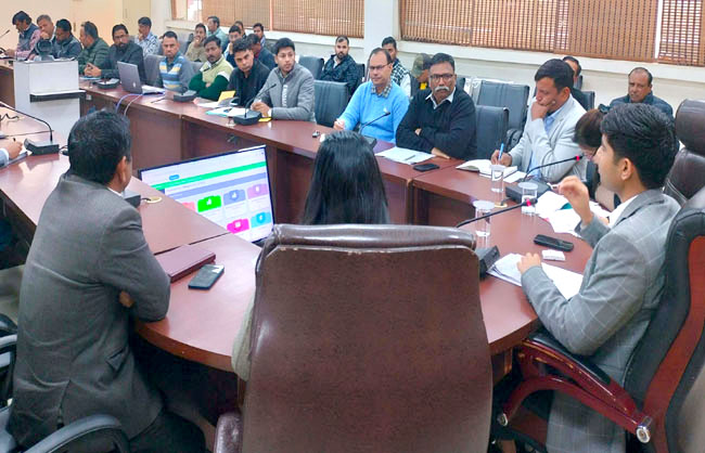 अधिकारियों की बैठक लेते हुए उपायुक्त अभिषेक मीणा। अधिकारियों की बैठक लेते हुए उपायुक्त अभिषेक मीणा।