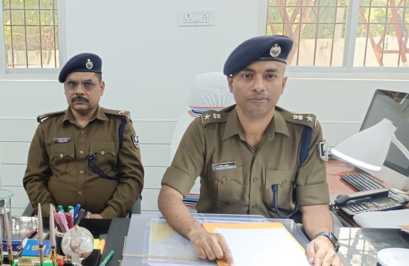 एसपी पत्रकार वार्ता करते हुए एसपी पत्रकार वार्ता करते हुए